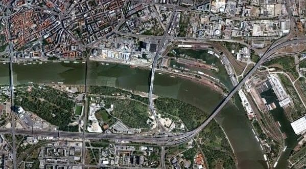 Una veduta aerea di Bratislava con le anse del Danubio